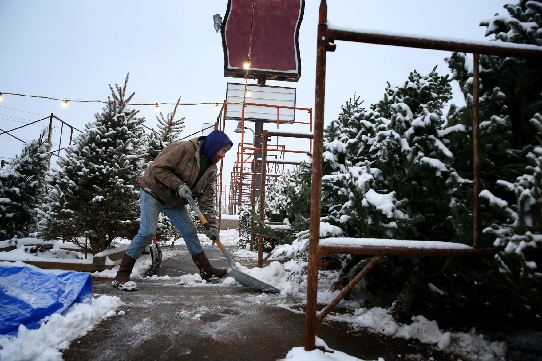 Afternoon snowfall blankets Sunday's blanket